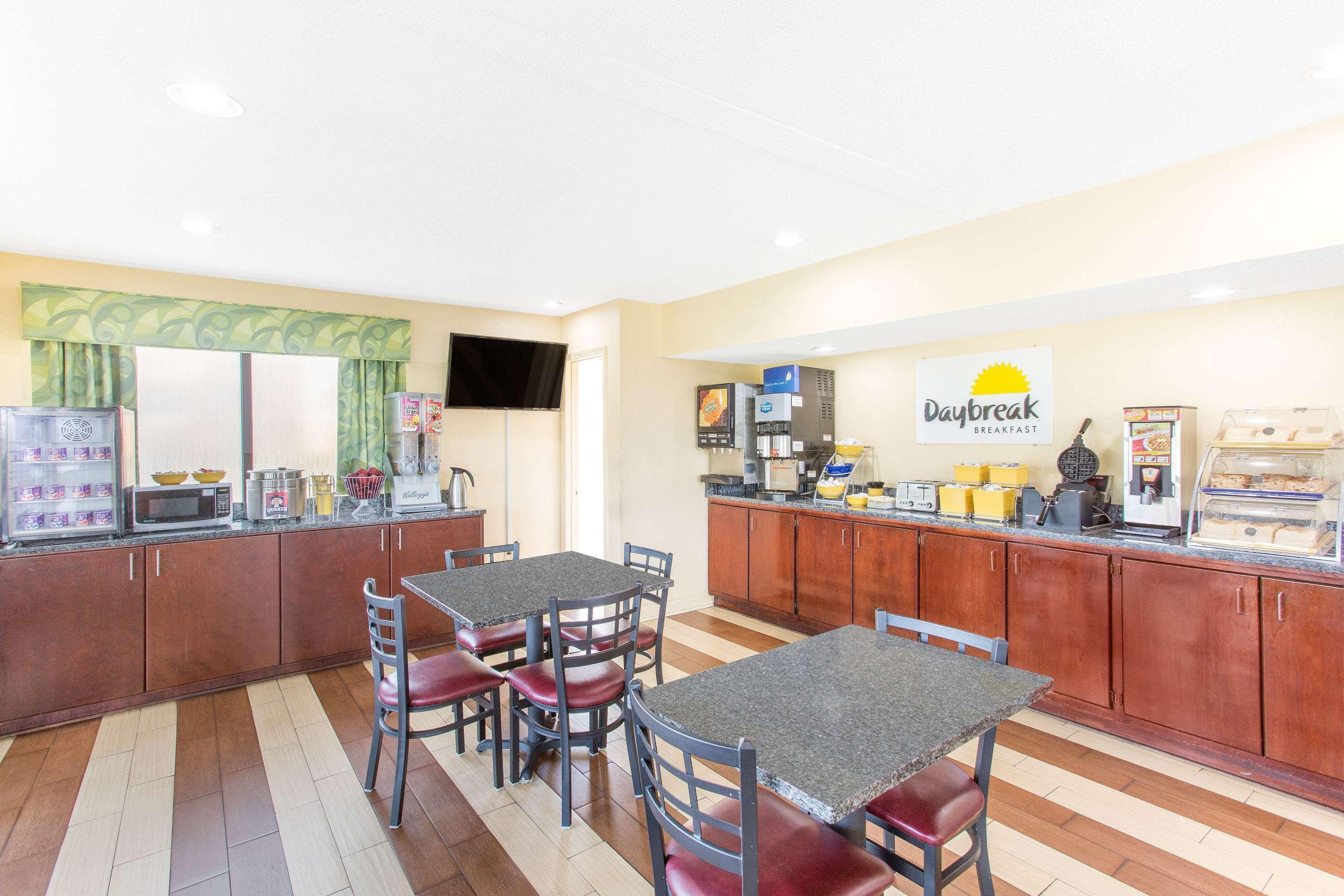 Days Inn By Wyndham Florence/I-95 North Екстериор снимка