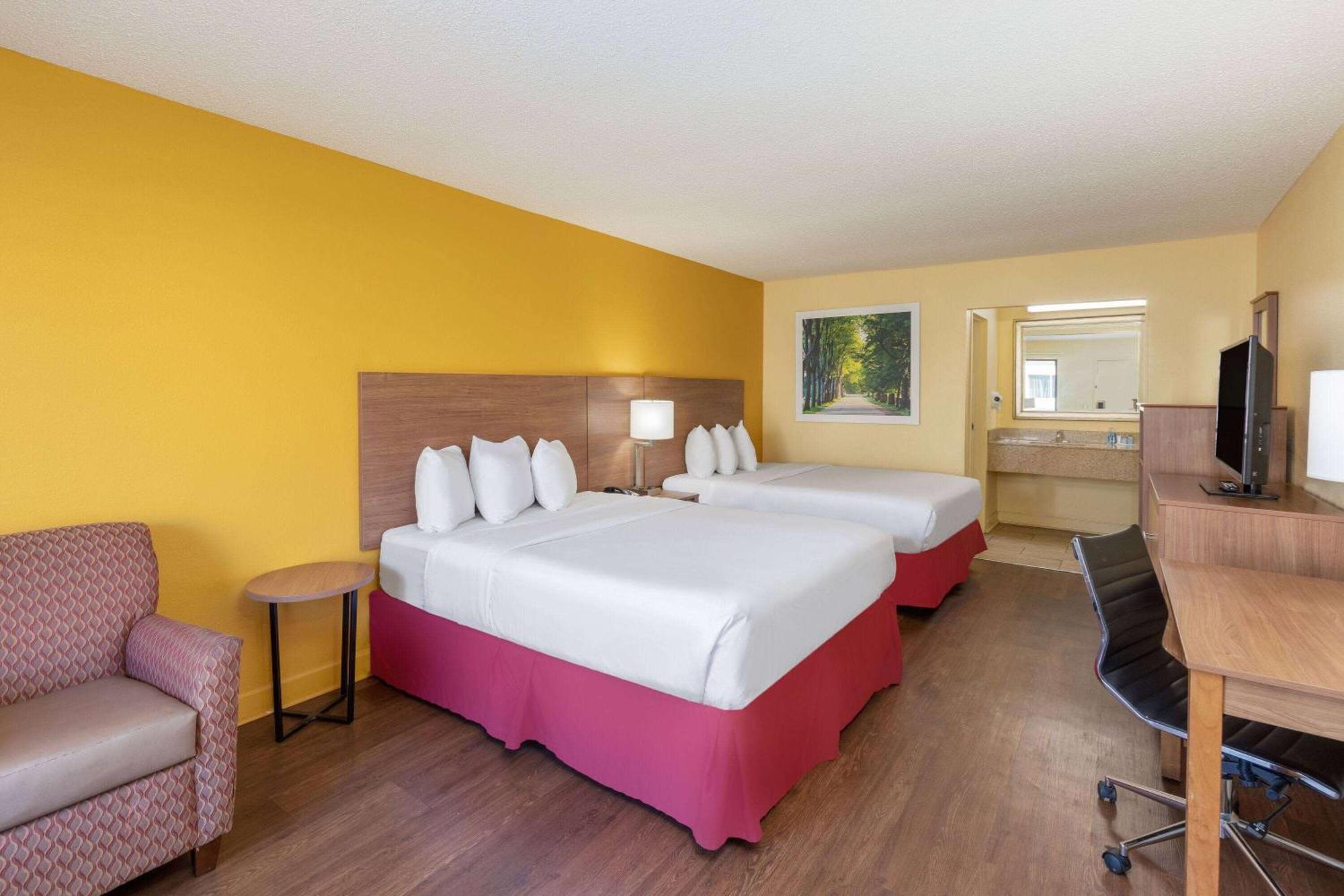 Days Inn By Wyndham Florence/I-95 North Екстериор снимка