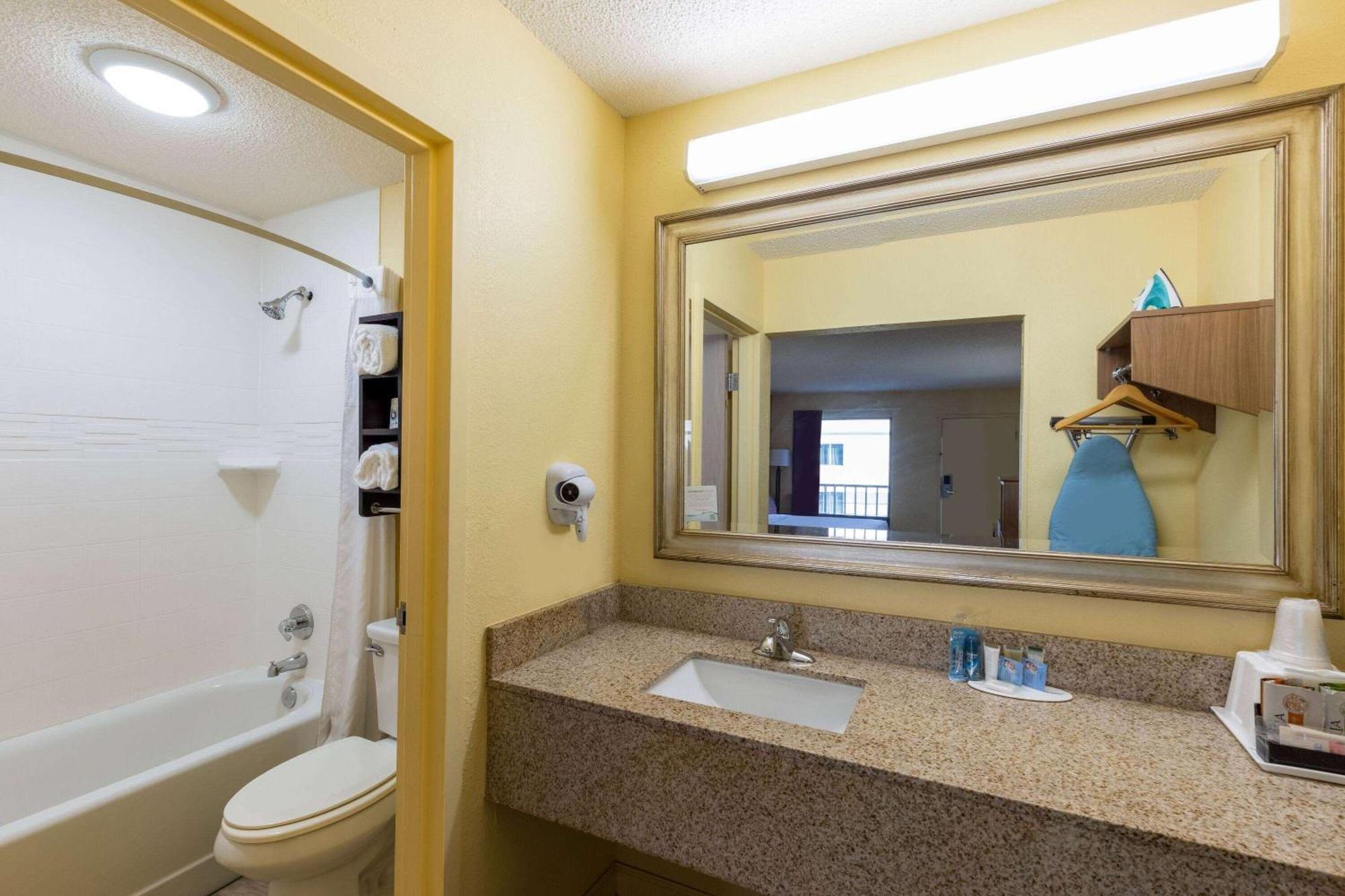 Days Inn By Wyndham Florence/I-95 North Екстериор снимка