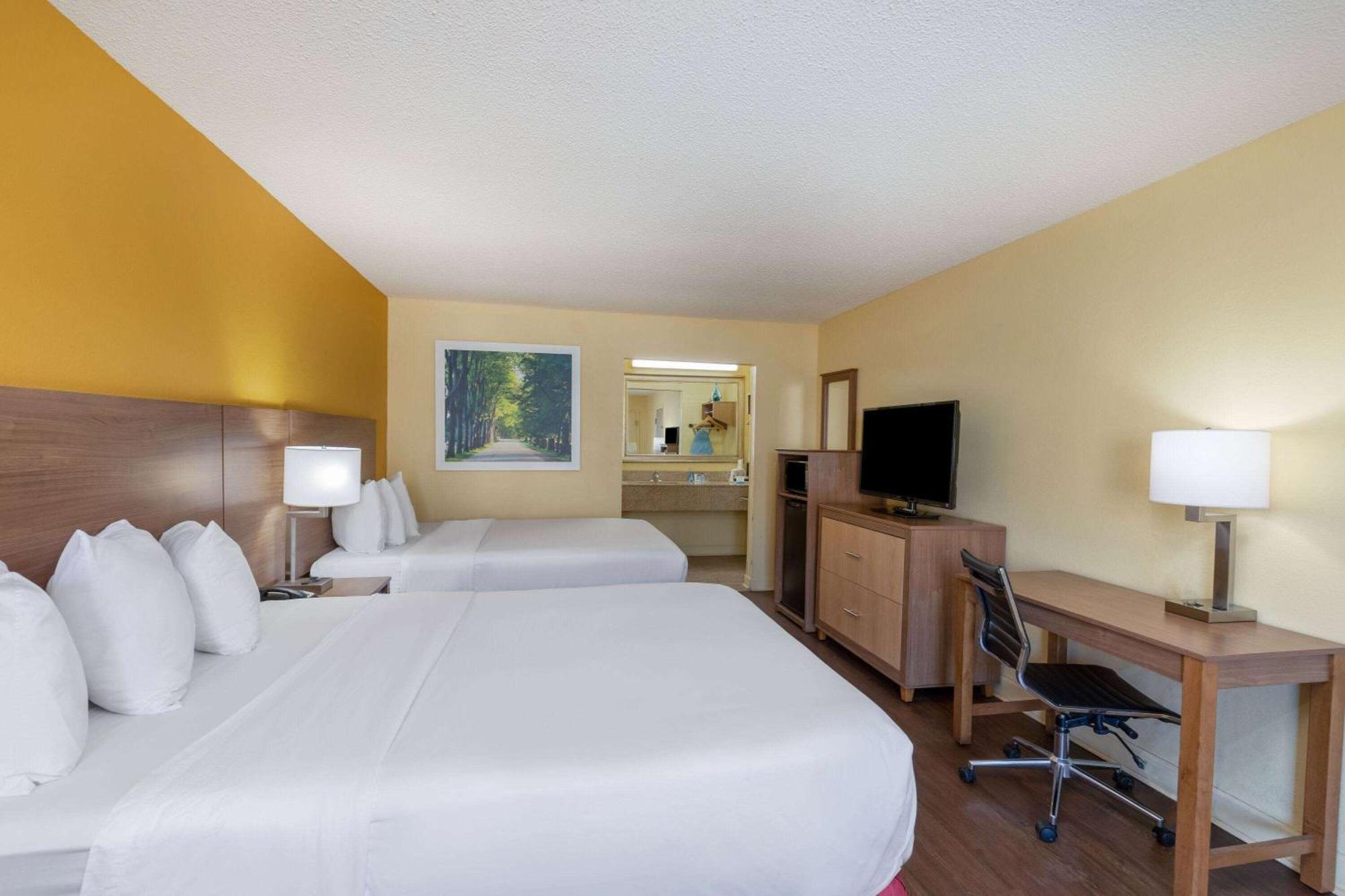 Days Inn By Wyndham Florence/I-95 North Екстериор снимка