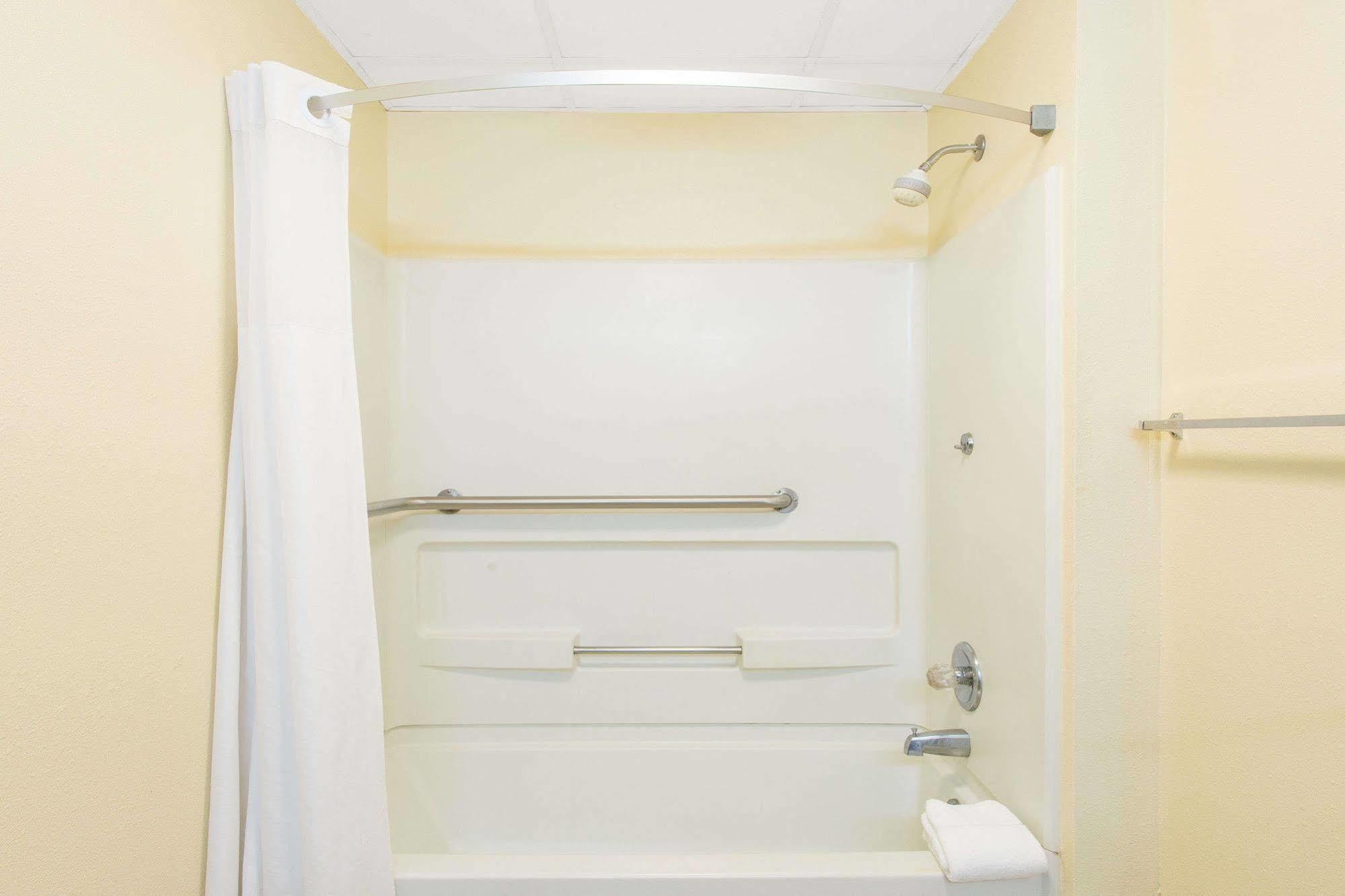 Days Inn By Wyndham Florence/I-95 North Екстериор снимка